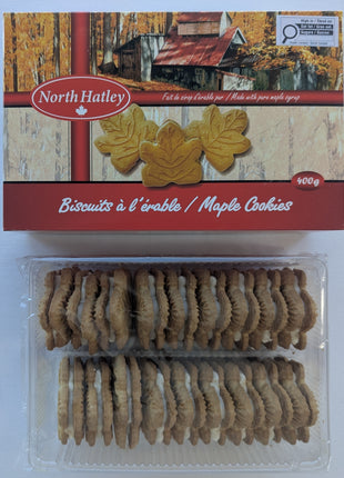 A 400 g box of Canadian maple cream cookies displayed above the opened tray, showing two rows of maple-leaf-shaped sandwich cookies with cream filling. Made with pure maple syrup, this Canadian cookie assortment shows the generous quantity and actual contents inside the package.